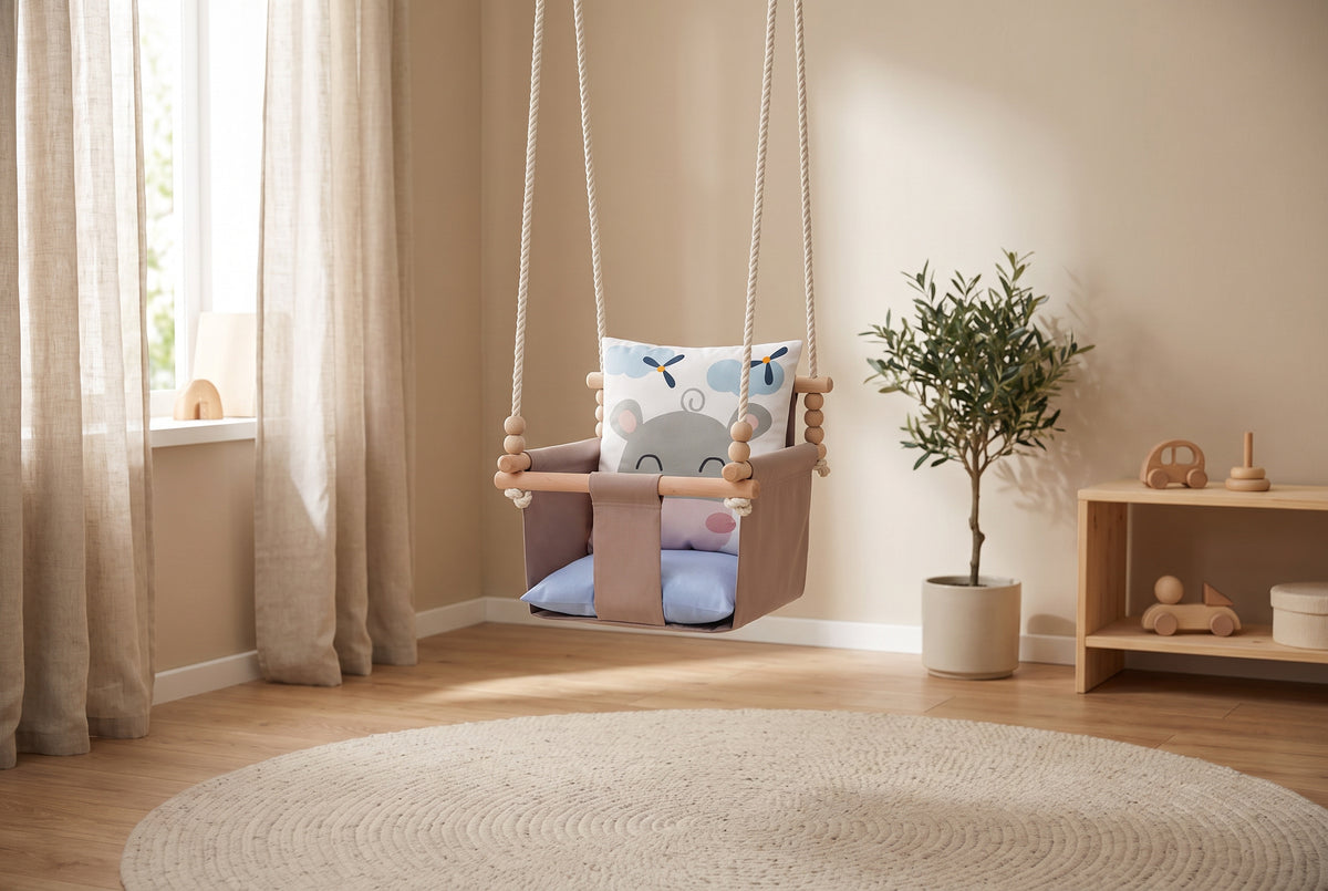 Babyschaukel mit doppelseitigen Baumwollkissen Nilpferd-Motiv im hellen Kinderzimmer