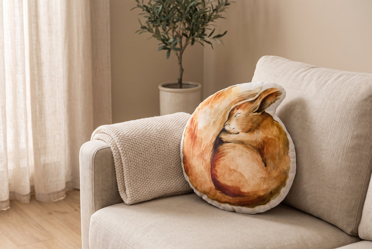 Dekokissen für Kinder Eichhörnchen-Motiv ultraweicher Samt auf einem Leinensofa im Wohnzimmer