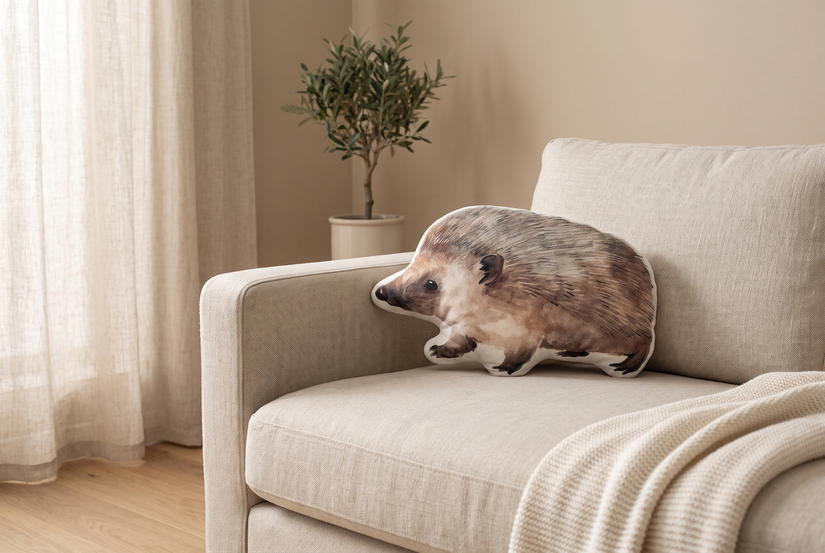 Dekokissen für Kinder Igel-Motiv ultraweicher Samt auf einem Leinensofa im Wohnzimmer