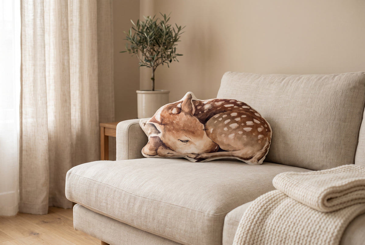Dekokissen für Kinder Reh-Motiv ultraweicher Samt auf einem Leinensofa im Wohnzimmer