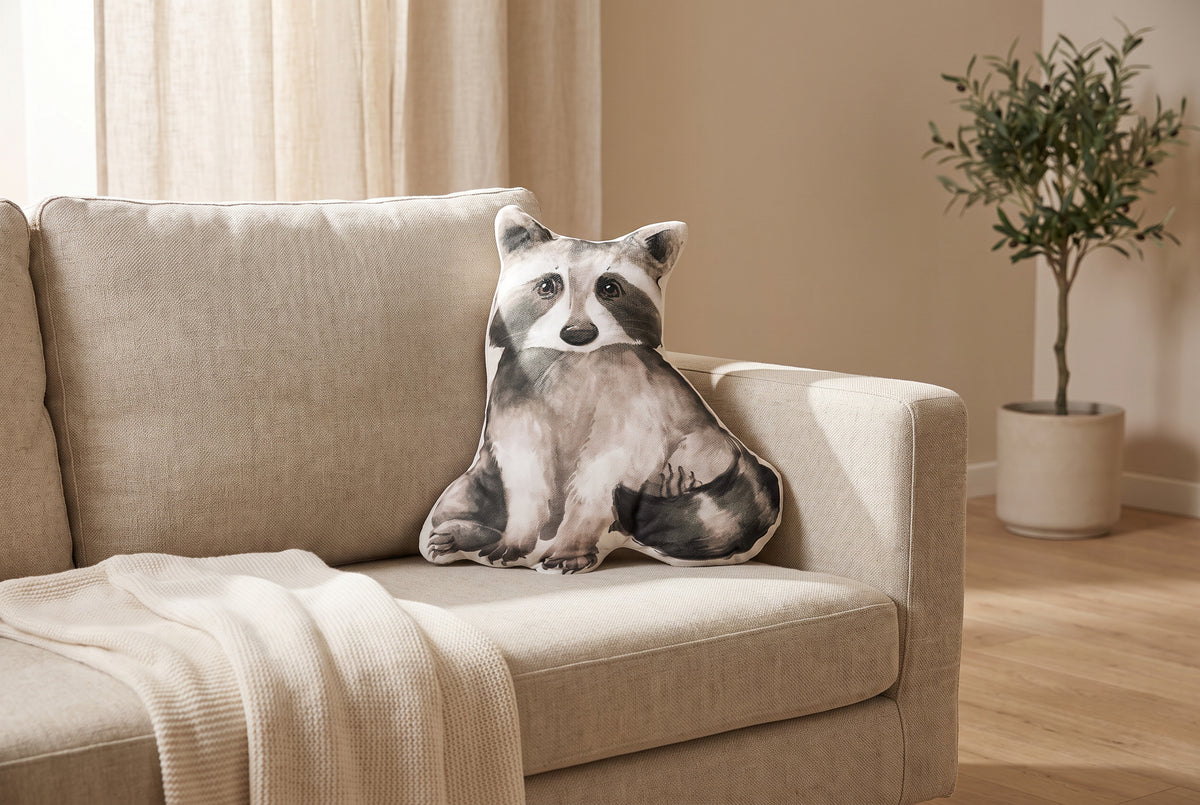 Kinderkissen Waschbär-Motiv ultraweicher Samt für Kinder auf einem Leinensofa im Wohnzimmer