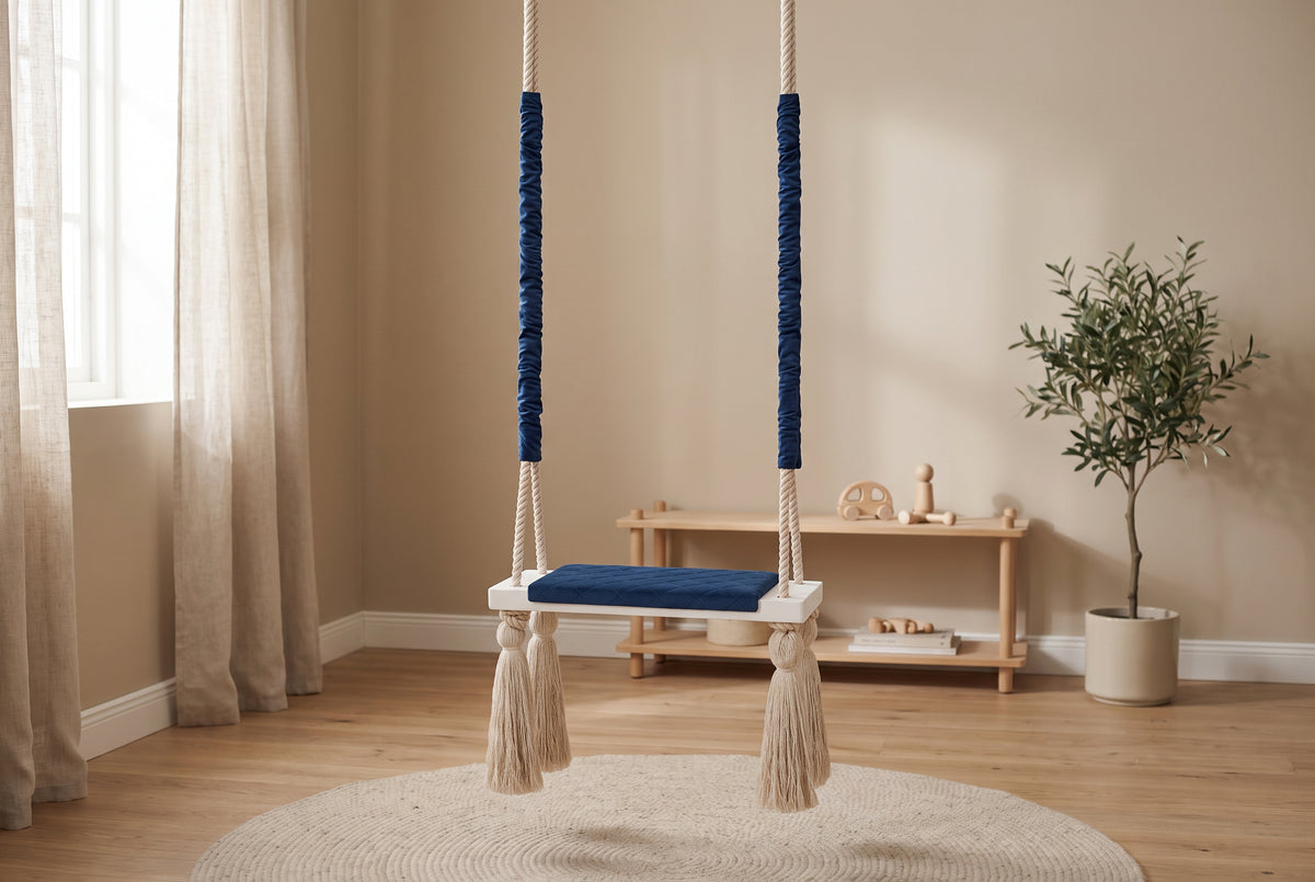 Kinderschaukel für drinnen Massivholz Marineblau Baumwollseil im hellen Kinderzimmer