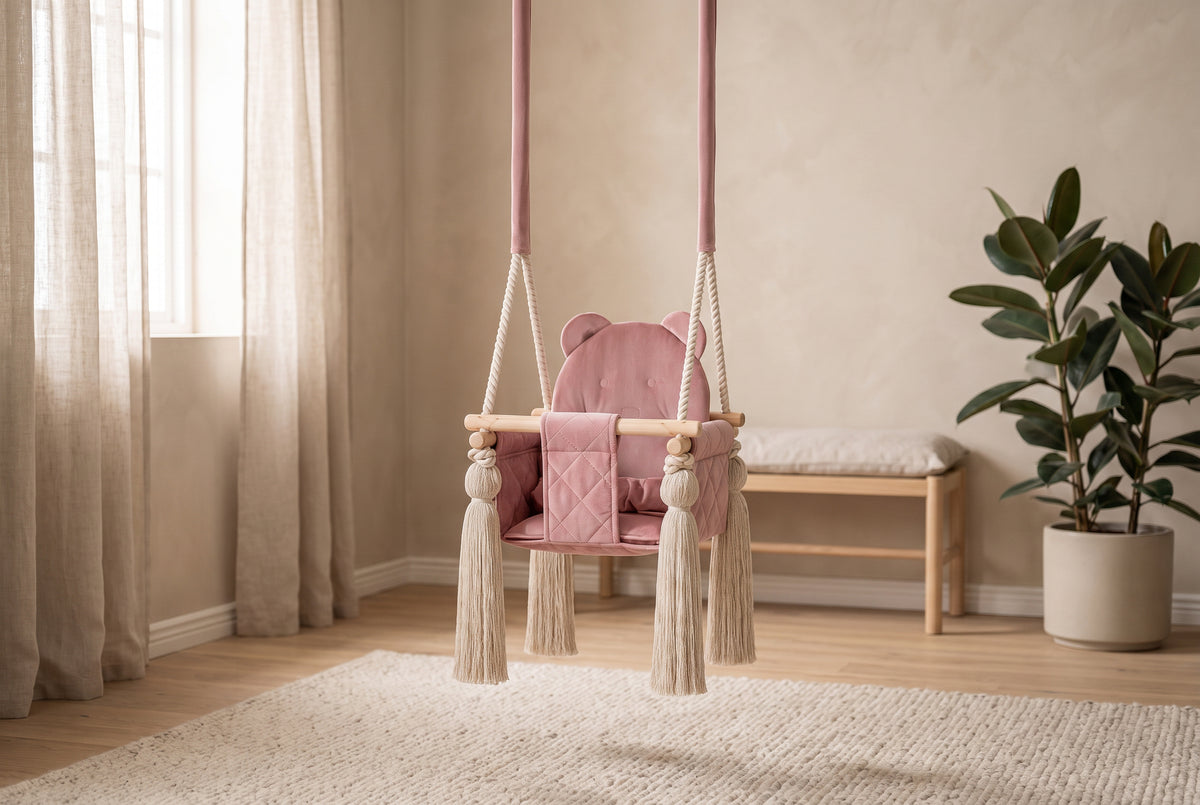 Kinderschaukel für Zuhause Rosafarben im hellen Wohnzimmer