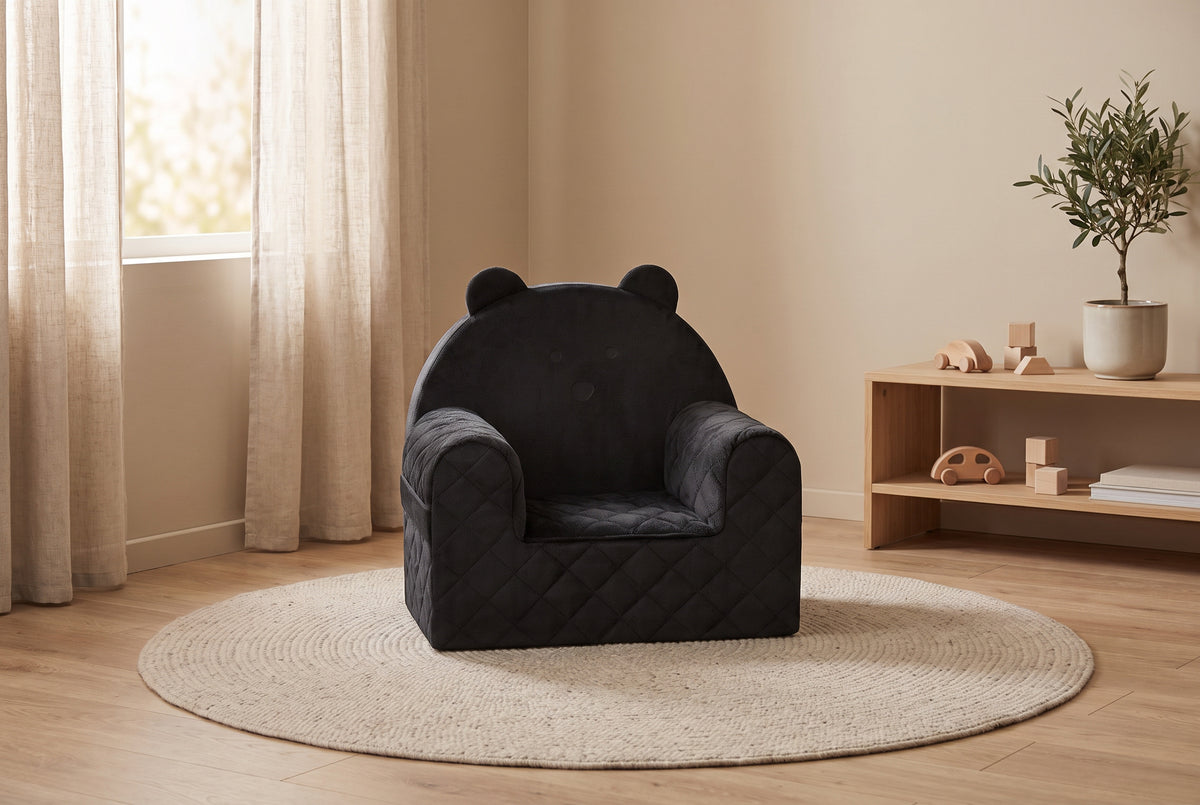 Kindersessel Bärenform Schwarz im hellen Kinderzimmer