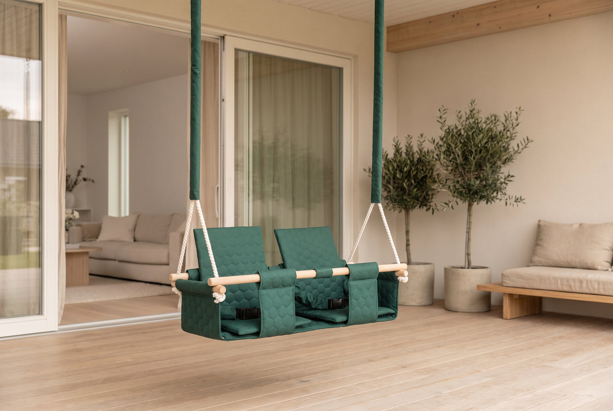 Wasserfeste Zwillingsschaukel Dunkelgrün auf einer überdachten Terrasse