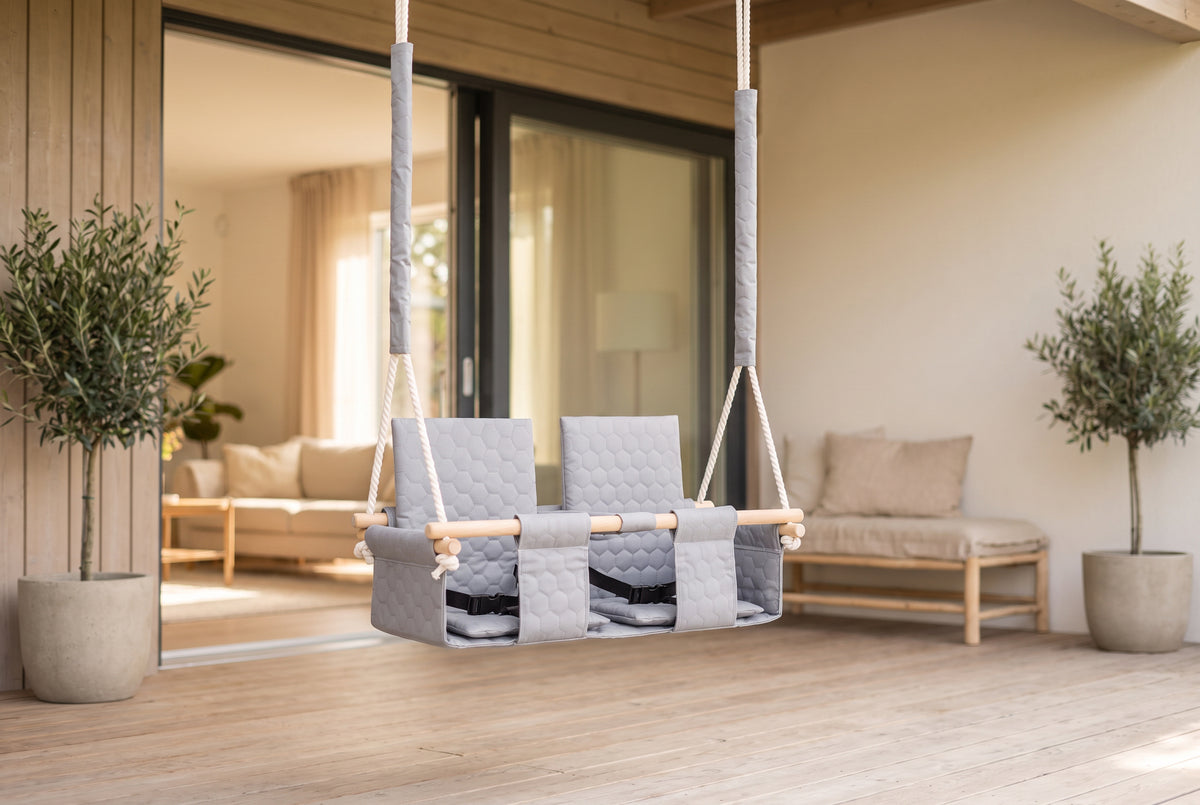 Wasserfeste Zwillingsschaukel Hellgrau auf einer überdachten Terrasse