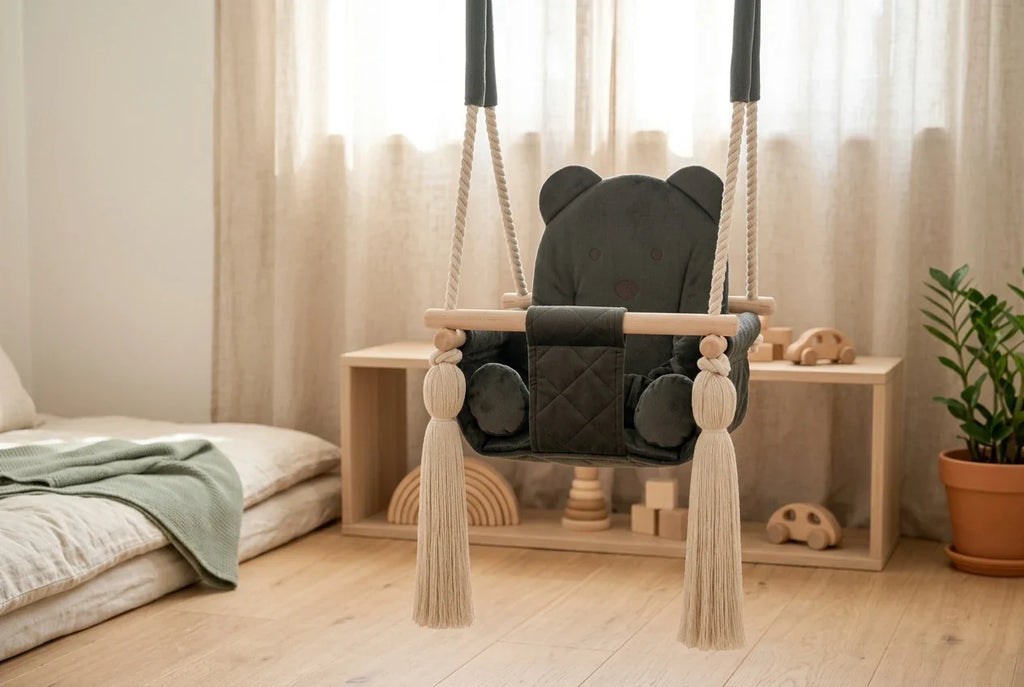 Montessori-Kinderzimmer mit niedrigem offenen Regal, Bodenmatratze und Schaukel
