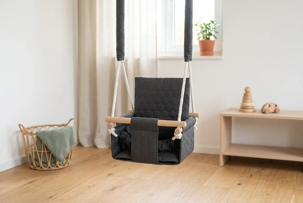 Wasserfeste Kinderschaukel mit abwischbarem Sitz in einem hellen Kinderzimmer