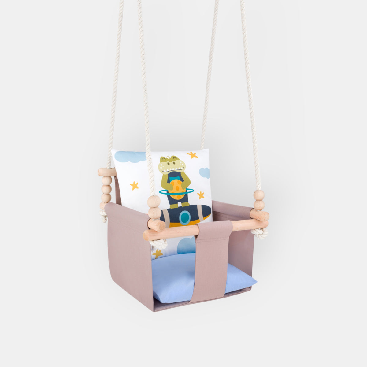 Babyschaukel mit doppelseitigen Baumwollkissen Krokodil-Motiv, Vorderansicht mit Stange und Holzperlen