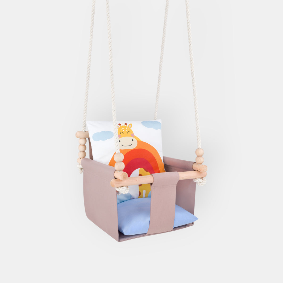 Babyschaukel mit doppelseitigen Baumwollkissen Giraffe-Motiv, Vorderansicht mit Stange und Holzperlen