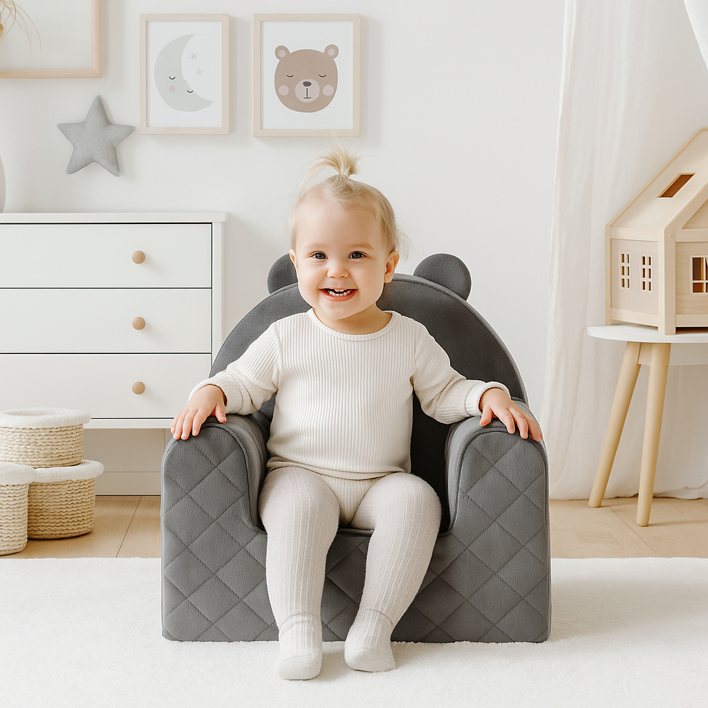 Kindersessel Bärenform Dunkelgrau in der Vorderansicht mit gesteppter Sitzfläche