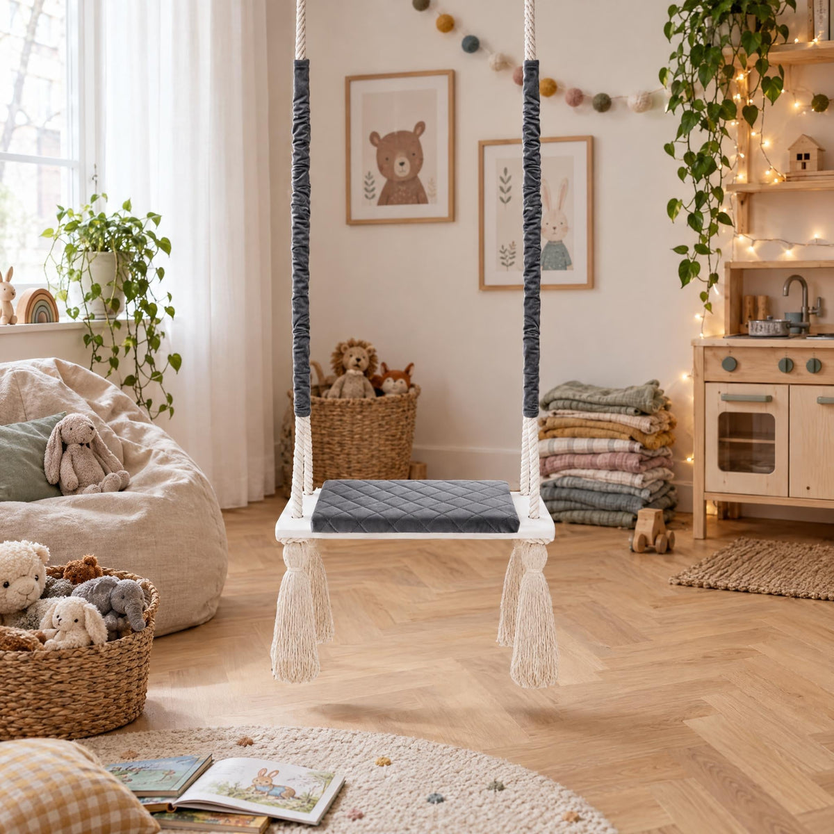 Kinderschaukel für drinnen Massivholz Dunkelgrau Baumwollseil aufgehängt in einem hellen Kinderzimmer