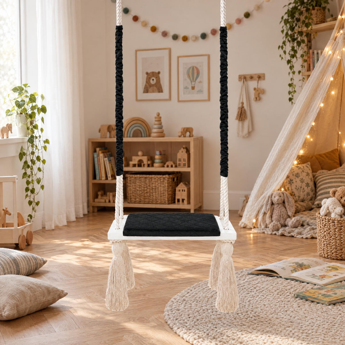 Kinderschaukel für drinnen Massivholz Schwarz Baumwollseil aufgehängt in einem hellen Kinderzimmer