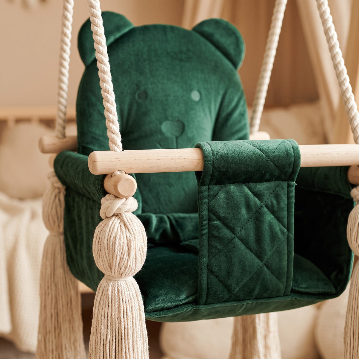 Kinderschaukel für Zuhause Grün, Nahaufnahme der Samt-Sitzfläche im Bärendesign