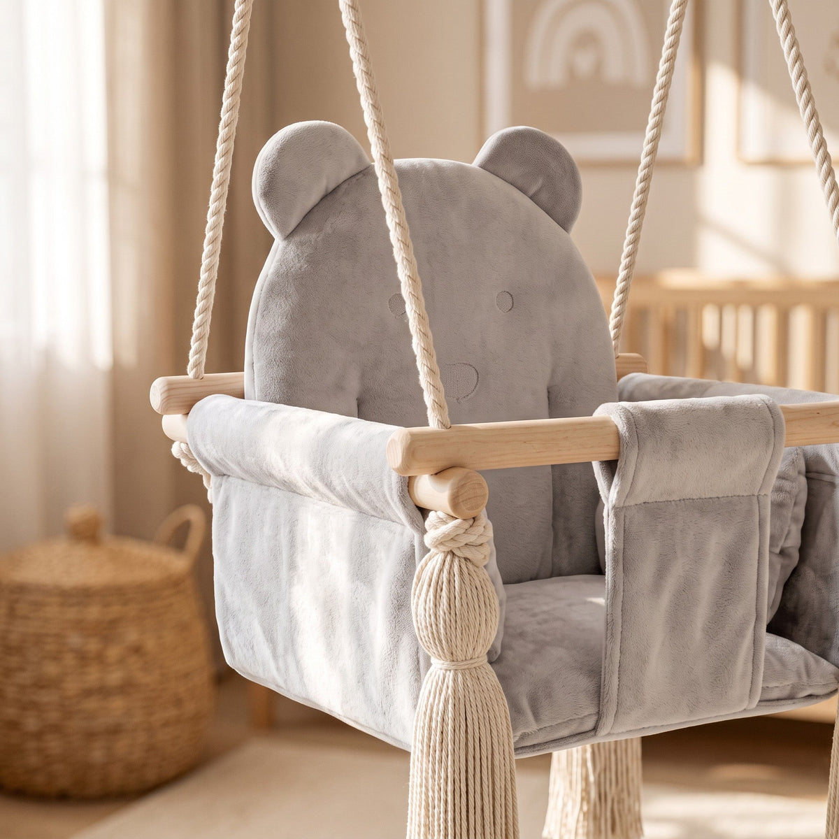 Kinderschaukel für Zuhause Hellgrau, Nahaufnahme der Samt-Sitzfläche im Bärendesign