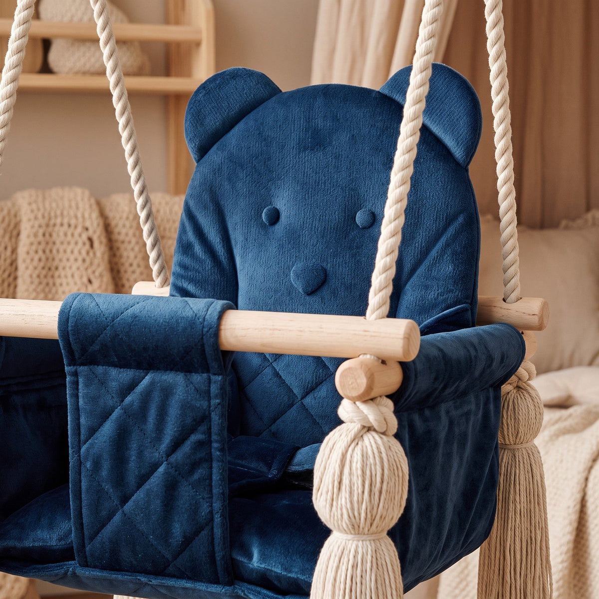Kinderschaukel für Zuhause Marineblau, Nahaufnahme der Samt-Sitzfläche im Bärendesign