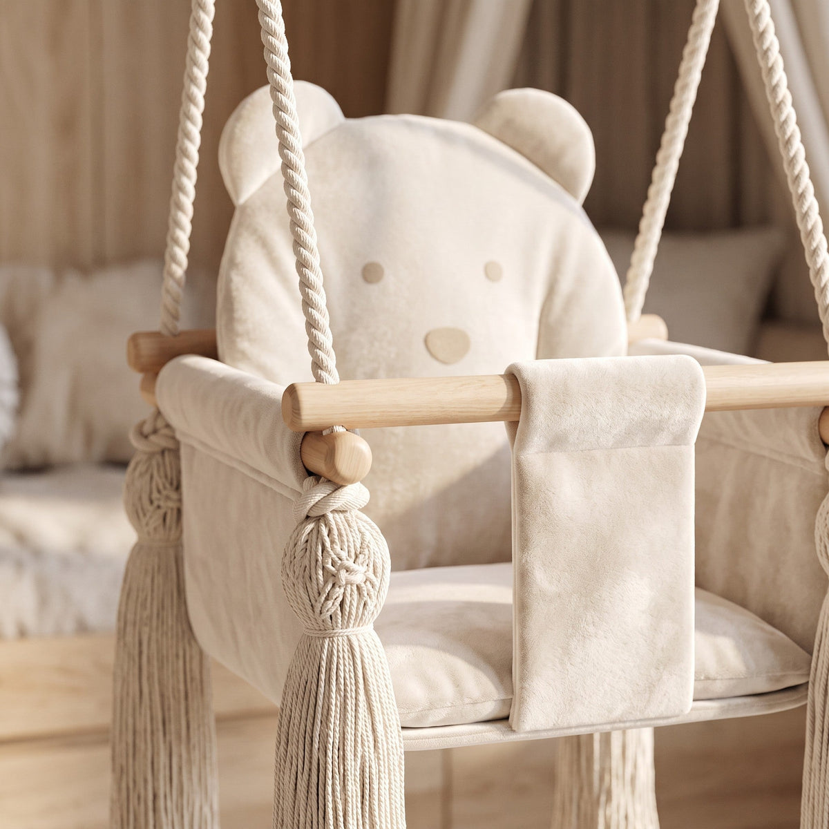 Kinderschaukel für Zuhause Naturfarben, Nahaufnahme der Samt-Sitzfläche im Bärendesign