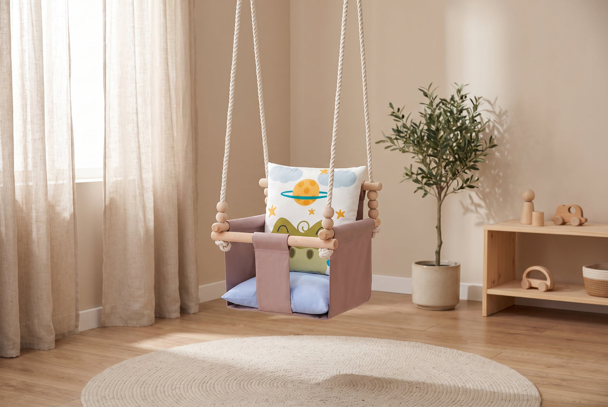 Babyschaukel mit doppelseitigen Baumwollkissen Krokodil-Motiv im hellen Kinderzimmer