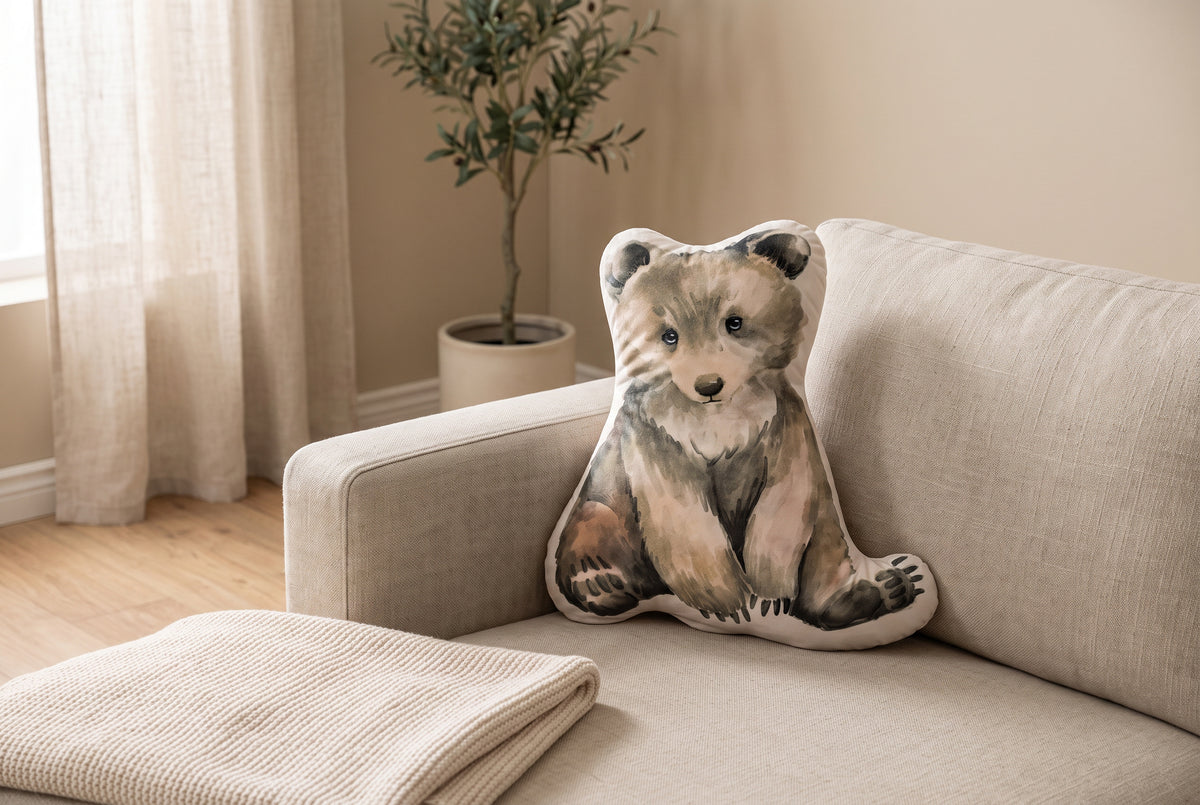 Dekokissen für Kinder Bär-Motiv ultraweicher Samt auf einem Leinensofa im Wohnzimmer