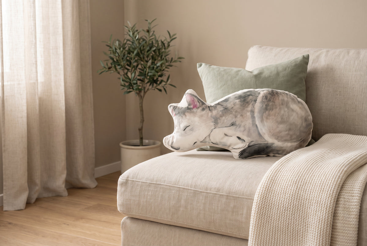 Dekokissen für Kinder Wolf-Motiv ultraweicher Samt auf einem Leinensofa im Wohnzimmer
