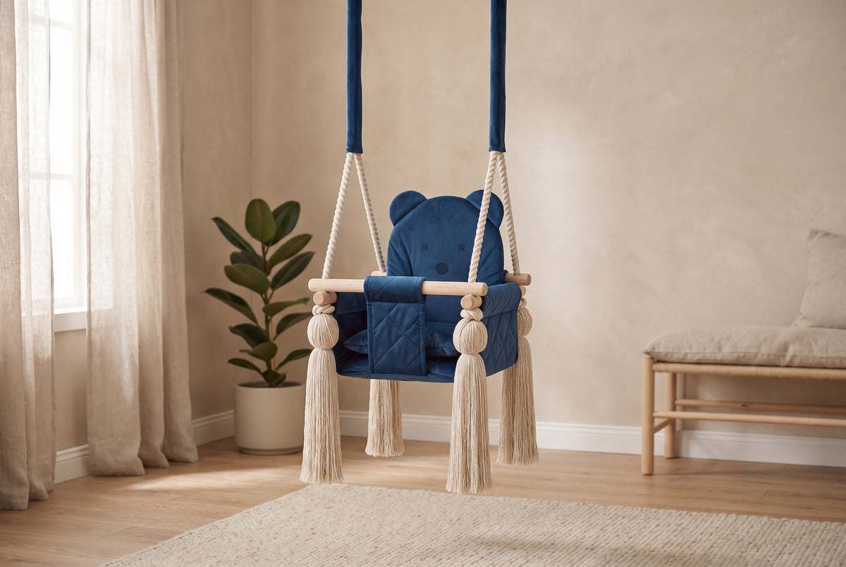 Kinderschaukel für Zuhause Marineblau im hellen Wohnzimmer