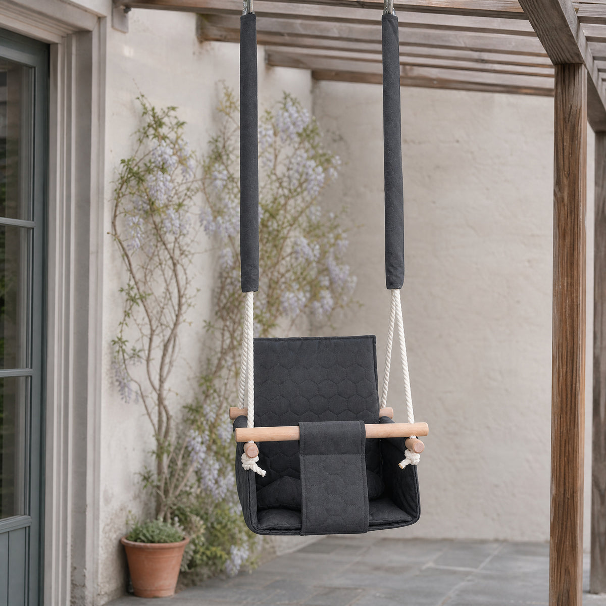 Wasserfeste Kinderschaukel Grau im Garten, unter einer Pergola auf der Terrasse