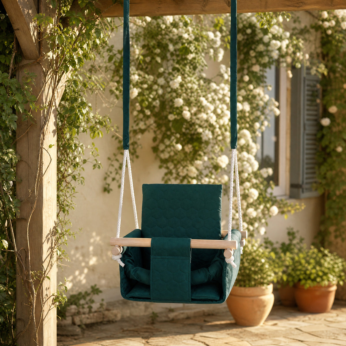 Wasserfeste Kinderschaukel Grün im Garten, unter einer Pergola auf der Terrasse